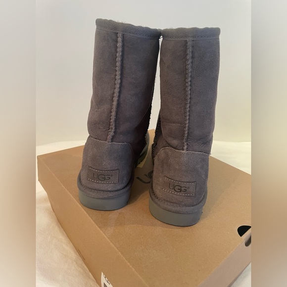 Ugg Classic Short II in gray - Picture 11 of 16
